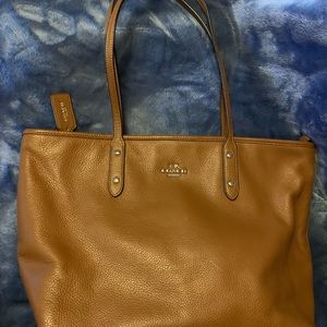 Light brown coach bag, lightly used, mint condition